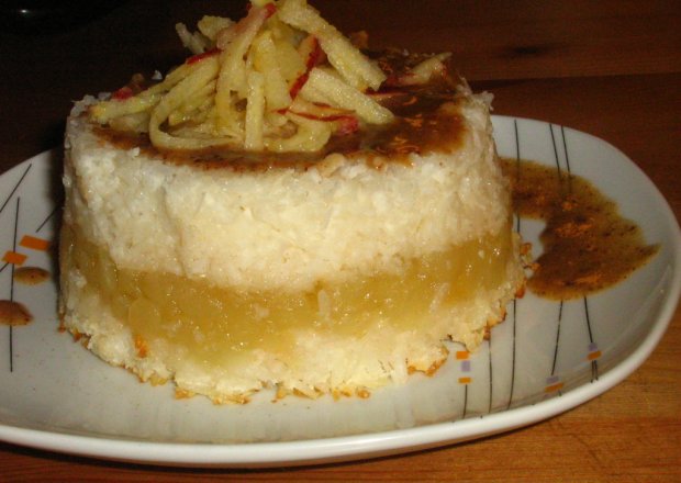 Fotografia przedstawiająca Zapiekany ryż z jabłkiem pod sosem cynamonowym
