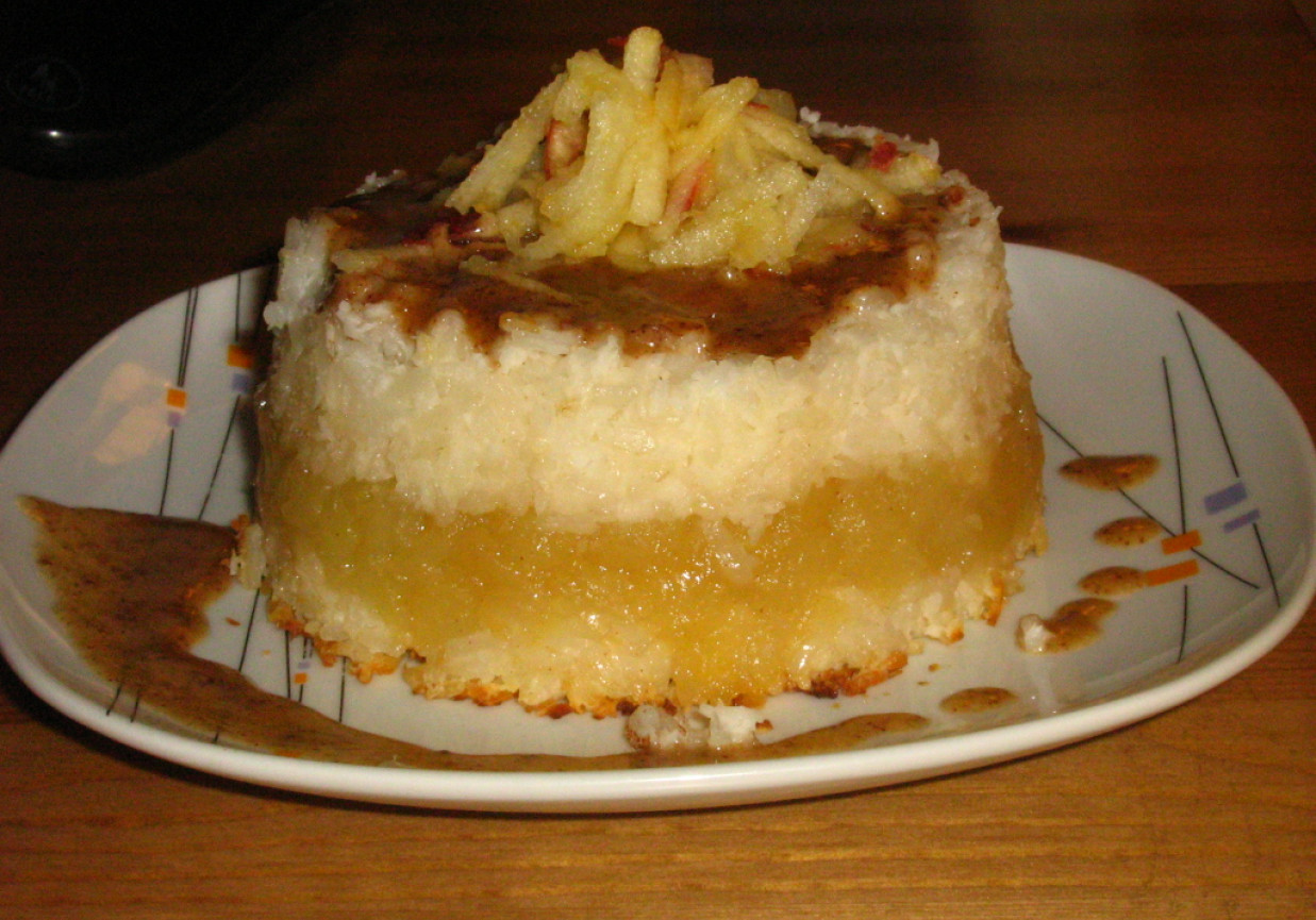 Zapiekany ryż z jabłkiem pod sosem cynamonowym foto