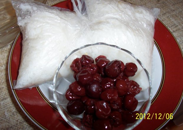 Fotografia przedstawiająca Zapiekany ryż z musem jabłkowo-gruszkowym i z wiśniami