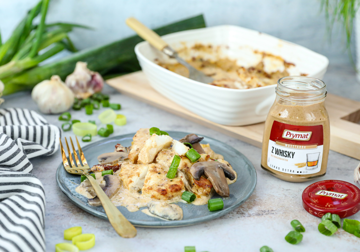 Zapiekany sandacz w pieczarkach i śmietanie z pomidorami  i szczypiorkiem foto