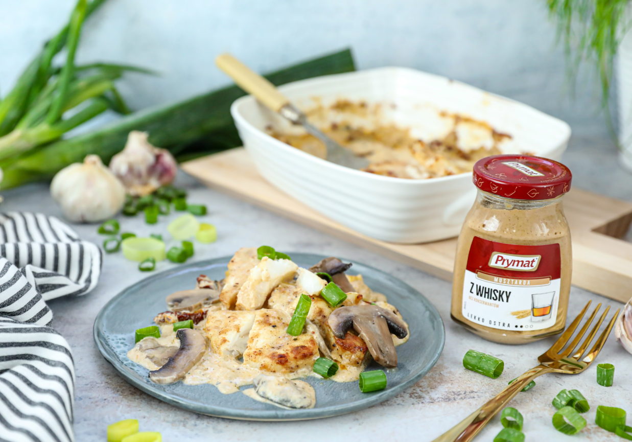 Zapiekany sandacz w pieczarkach i śmietanie z pomidorami  i szczypiorkiem foto