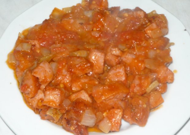 Fotografia przedstawiająca Zasmażana kiełbasa z pomidorami w puszce