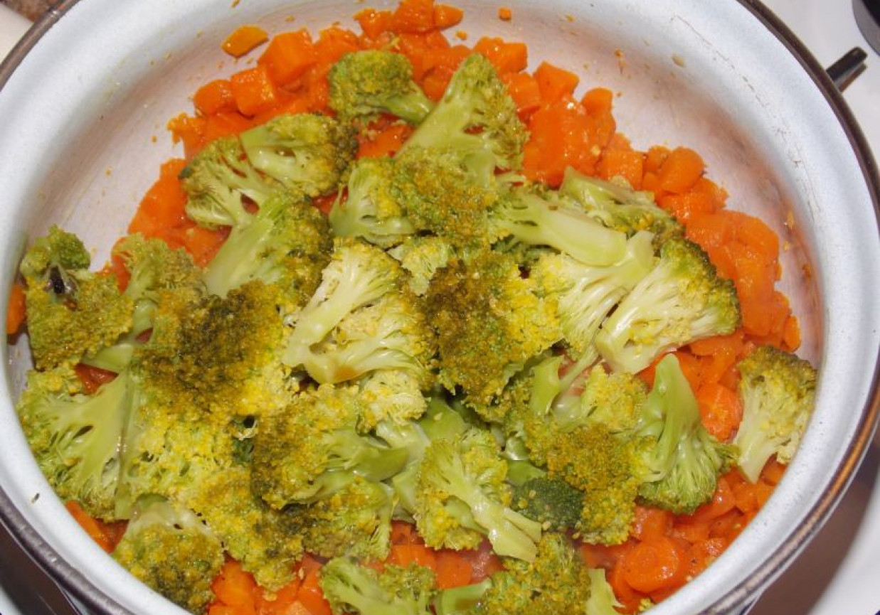Zasmażana marchewka z brokułem foto