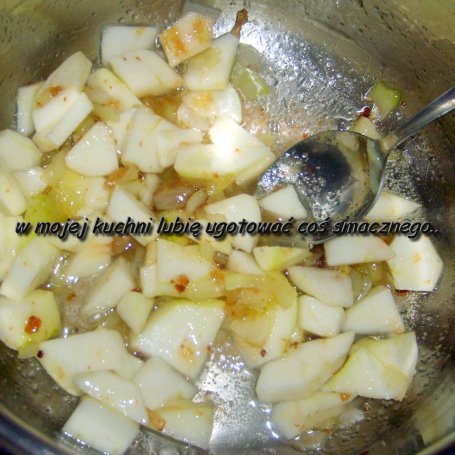 Krok 1 - zasmażane buraczki z jabłkiem i cebulą... foto