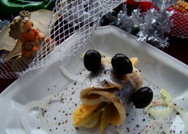 Fotografia przedstawiająca Zawiajny śledzi z oliwkami i serem