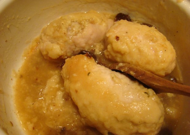 Fotografia przedstawiająca Zawijana pierś z kurczaka na słodko z morelami
