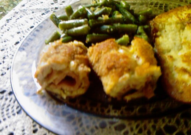 Fotografia przedstawiająca Zawijańce z kurczaka z serem i szynką