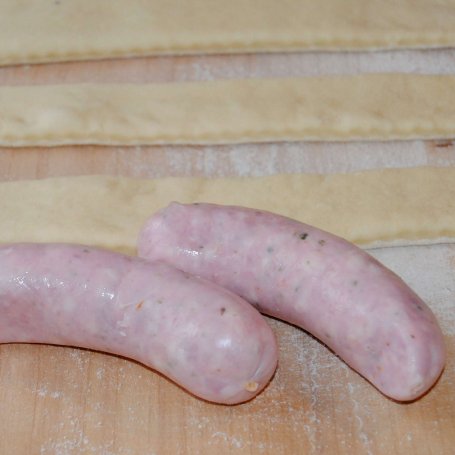 Krok 3 - Zawijane bułeczki z białą kiełbasą foto