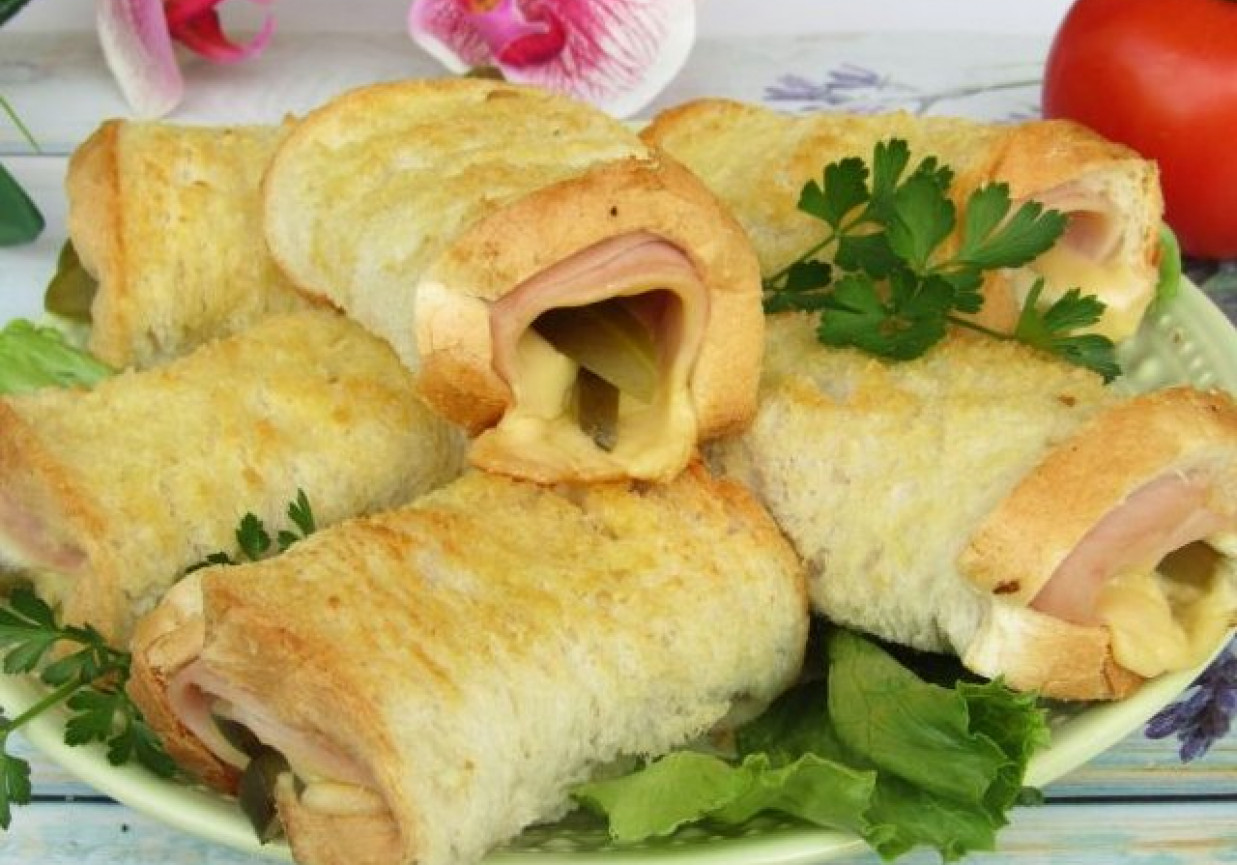 Zawijane tosty z wędliną, ogórkiem i żółtym serem foto