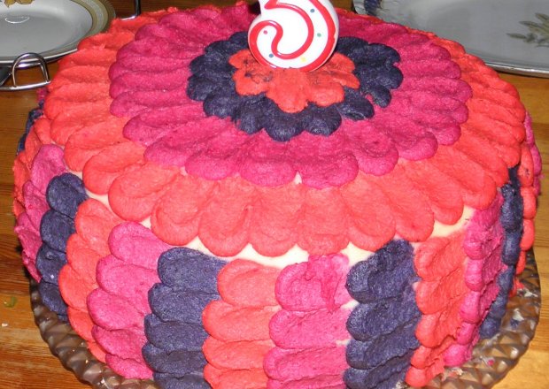 Fotografia przedstawiająca Zawijany tort urodzinowy