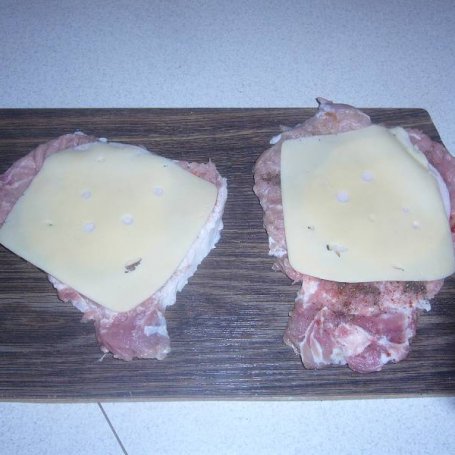 Krok 1 - Zawijasy schabowe z wędlina drobiową i żółtym serem w środku. foto