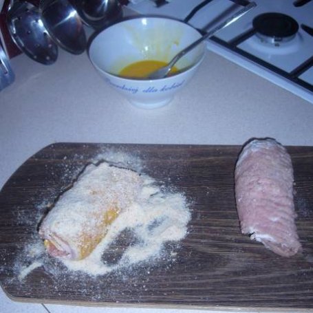 Krok 2 - Zawijasy schabowe z wędlina drobiową i żółtym serem w środku. foto