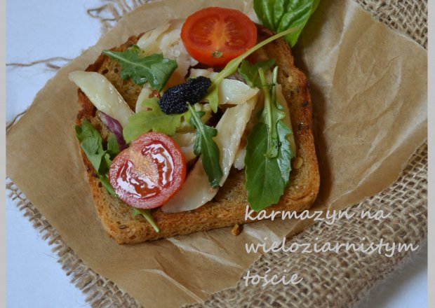Fotografia przedstawiająca zdrowa kanapka z karmazynem