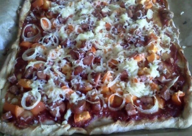 Fotografia przedstawiająca Zdrowa pizza na żytnim spodzie