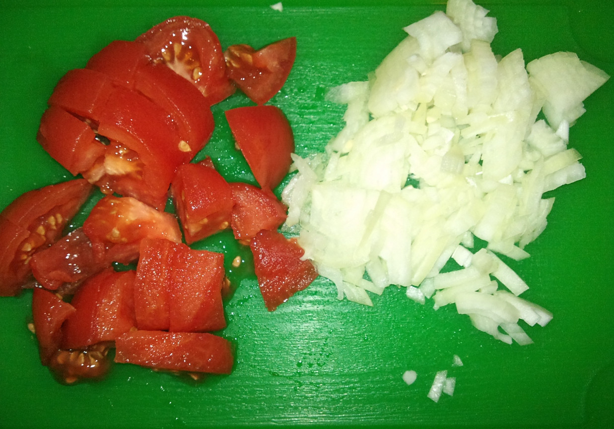 Zdrowa pomidorowa surówka do obiadu foto