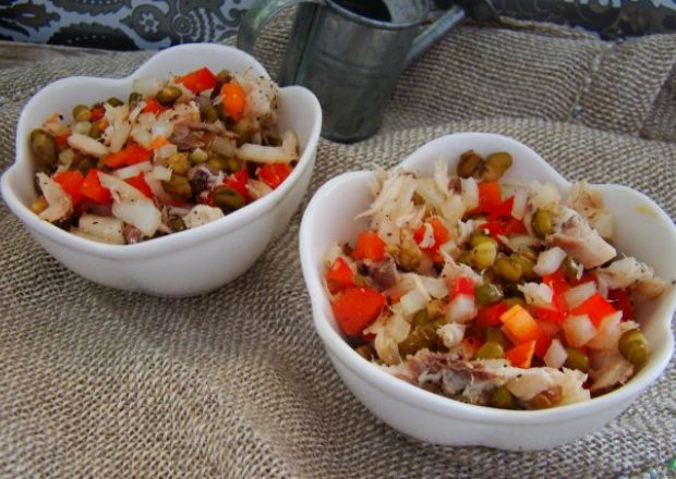 Fotografia przedstawiająca Zdrowa sałatka z  papryki ,makreli i fasoli mung