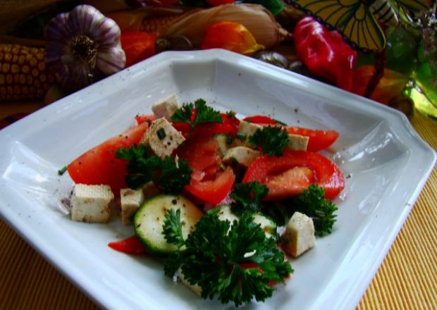 Fotografia przedstawiająca Zdrowa sałatka z tofu i zieloną pietruszką