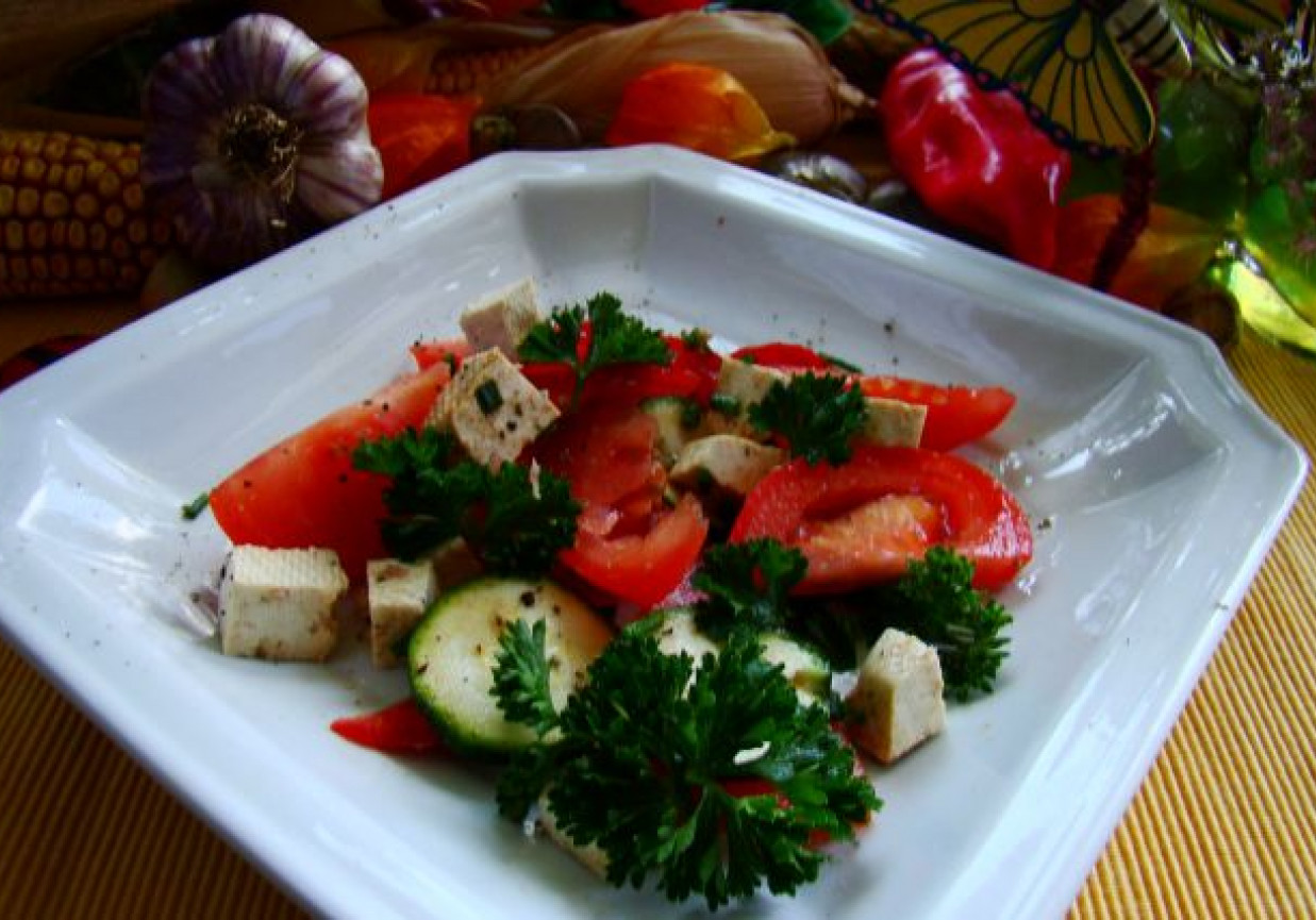 Zdrowa sałatka z tofu i zieloną pietruszką foto