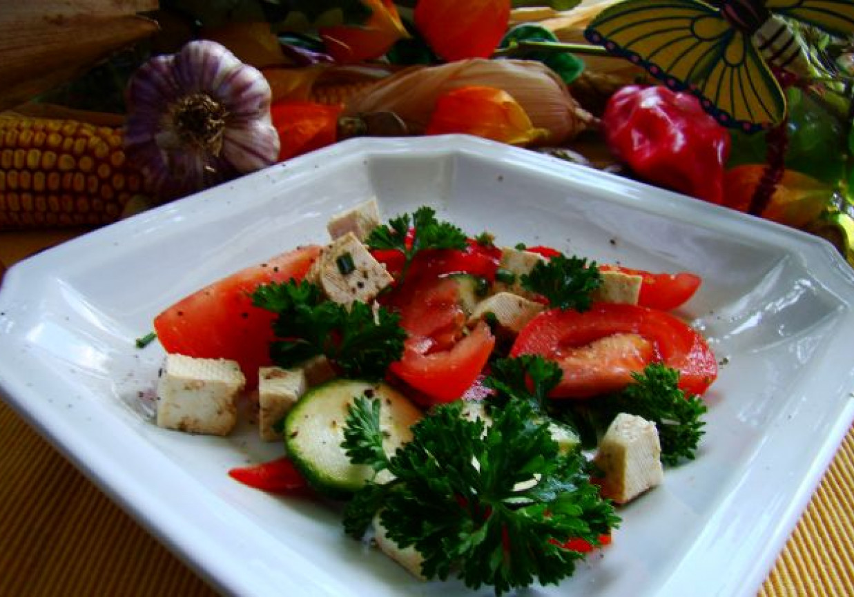 Zdrowa sałatka z tofu i zieloną pietruszką foto