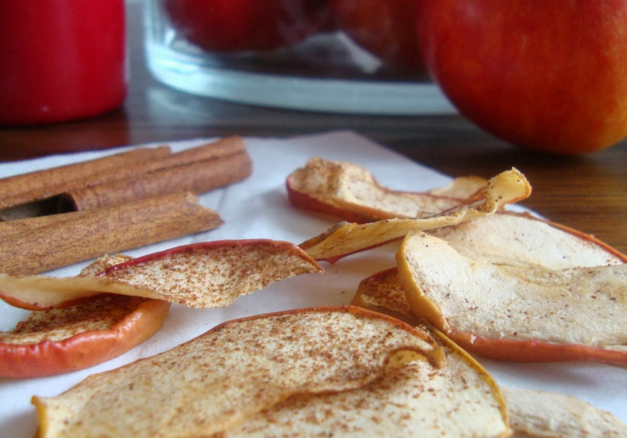 Zdrowe i chrupiące chipsy z jabłek foto