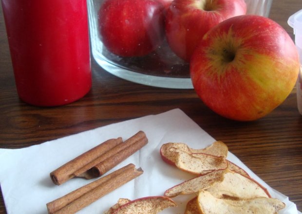 Fotografia przedstawiająca Zdrowe i chrupiące chipsy z jabłek