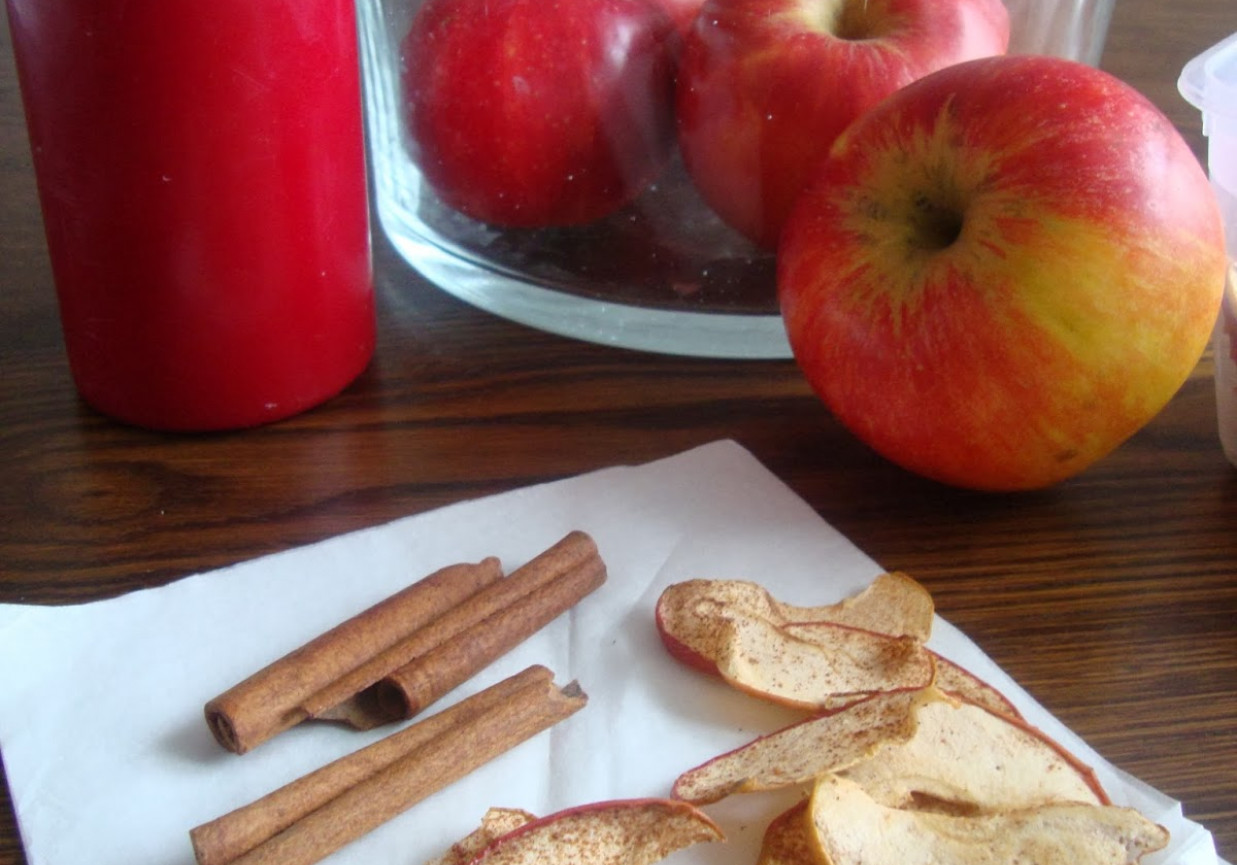 Zdrowe i chrupiące chipsy z jabłek foto