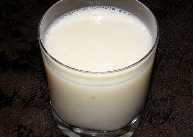 Fotografia przedstawiająca zdrowe mleko owsiane domowe...