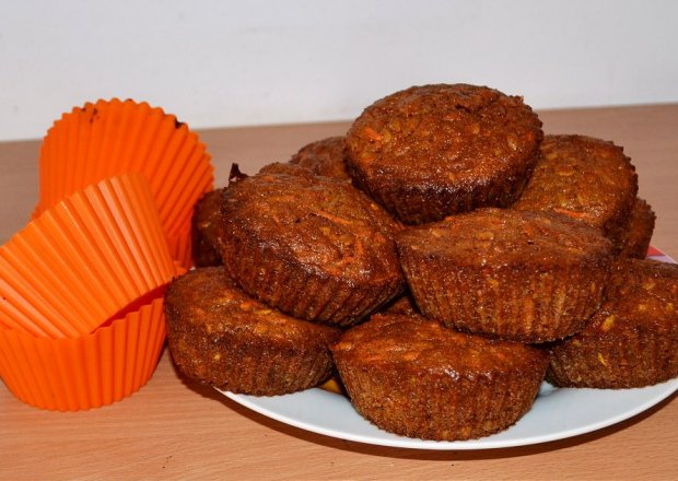 Fotografia przedstawiająca Zdrowe muffinki marchewkowe