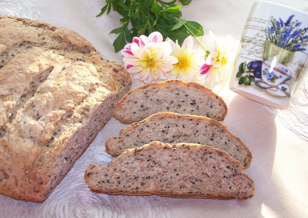 Fotografia przedstawiająca Zdrowe pieczywo, czyli chleb z czarnuszką  na maślance