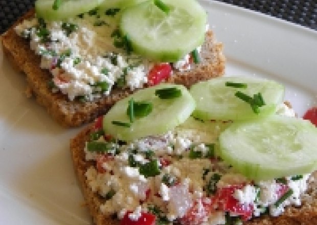 Fotografia przedstawiająca Zdrowe śniadanie: kanapka z twarożkiem i warzywami
