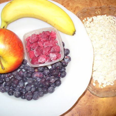 Krok 1 - Zdrowe śniadanie z płatków owsianych z dodatkiem borówek amerykańskich ,malin , banana  ,jabłka foto