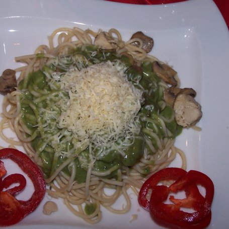 Krok 7 - Zdrowo, bo zielono, czyli spaghetti w szpinakowym sosie :) foto