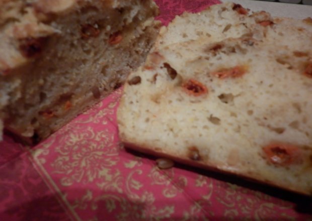 Fotografia przedstawiająca Zdrowo i kolorowo, czyli pyszny chlebek z jagodami goji i orzeszkami piniowymi.