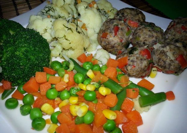 Fotografia przedstawiająca Zdrowy dietetyczny obiad.Pulpety z piersi kurczaka i gotowane warzywa.