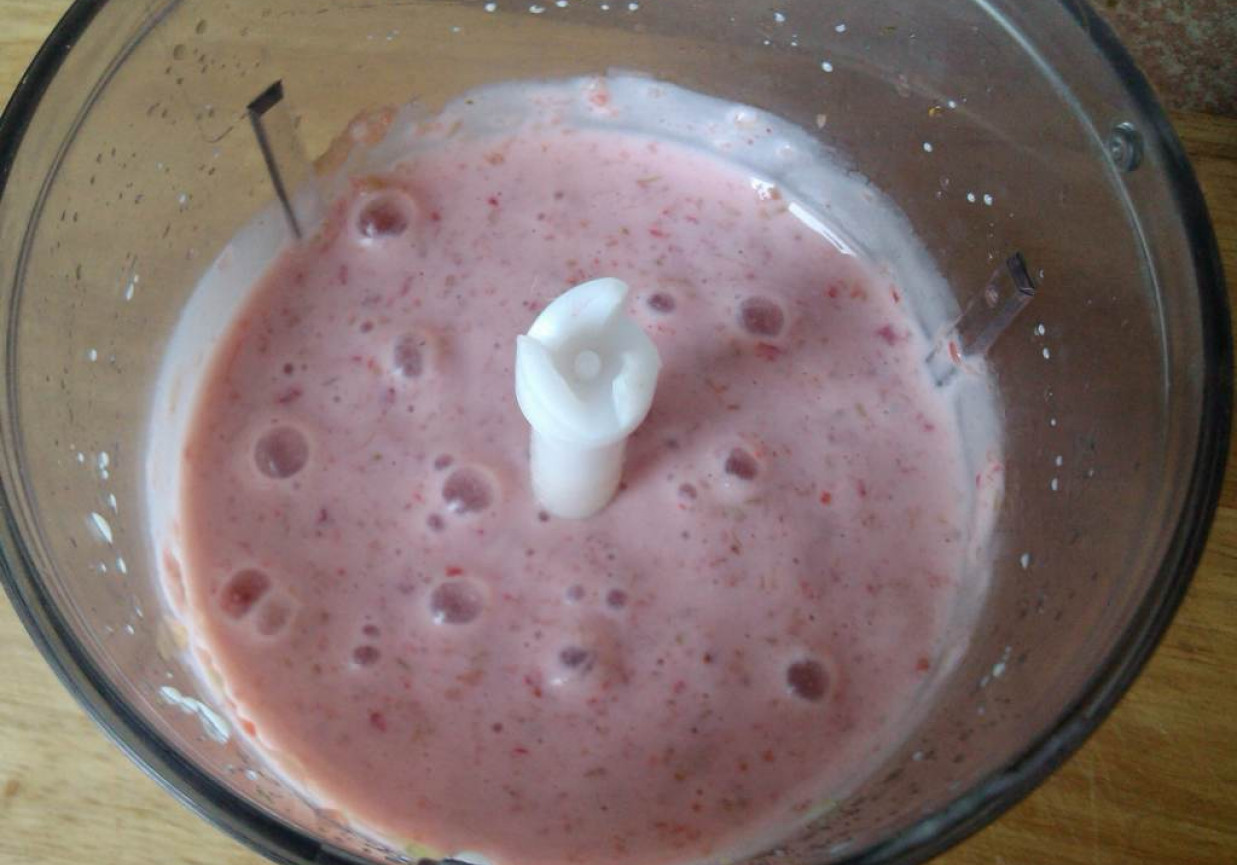 Zdrowy koktajl truskawka z rabarbarem na jogurcie  foto