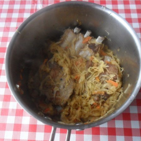 Krok 3 - Żeberka duszone w kapuście kiszonej foto
