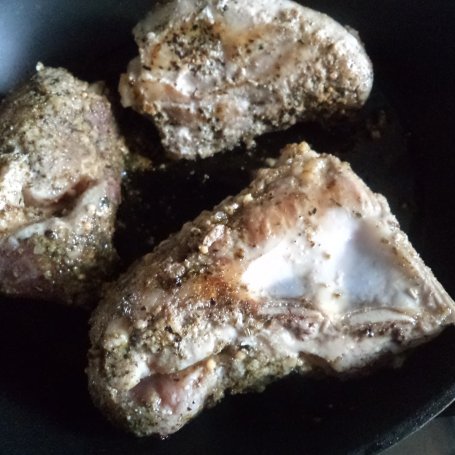 Krok 3 - żeberka pieczone w worku z kapustą pekińską i sokiem pomidorowym :) foto