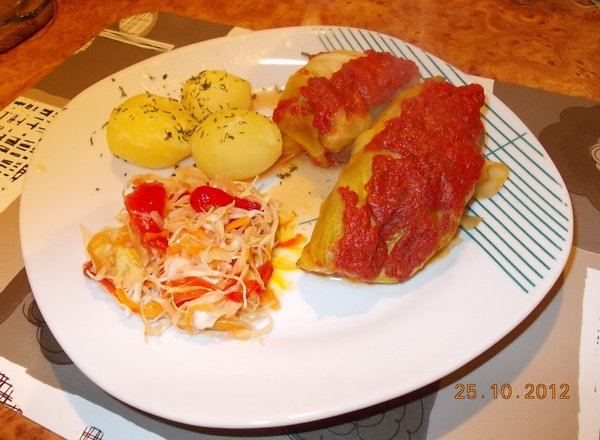 Fotografia przedstawiająca Żeberka w kapuście i pomidorach.