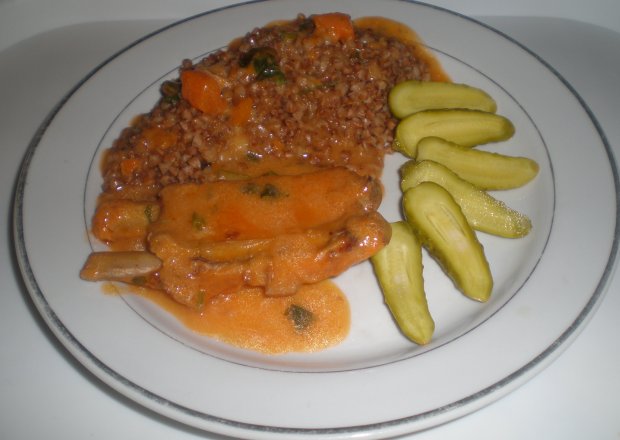 Fotografia przedstawiająca Żeberka w sosie pomidorowo- chrzanowym