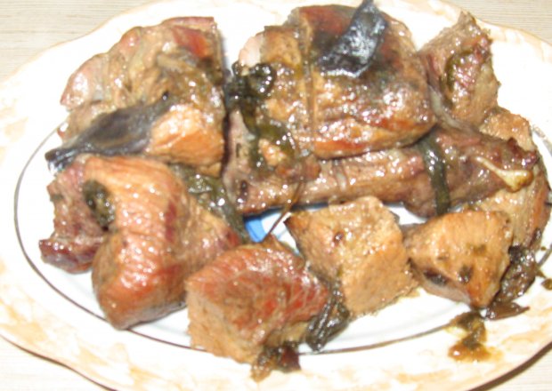 Fotografia przedstawiająca Żeberka wieprzowe z cebulą i suszonymi grzybami