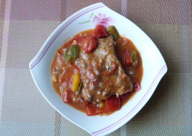 Fotografia przedstawiająca Żeberka z papryką w sosie pomidorowym