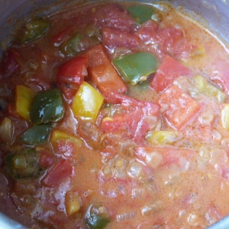 Krok 2 - Żeberka z papryką w sosie pomidorowym foto