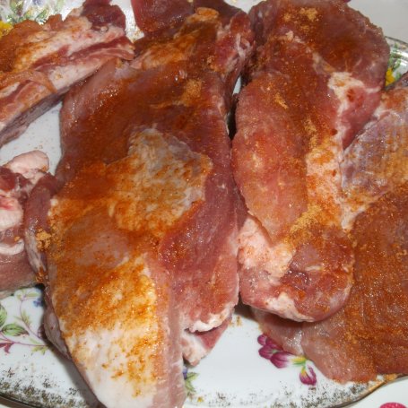 Krok 1 - Żeberka z piekarnika w sosie cebulowo-ketchupowym. foto