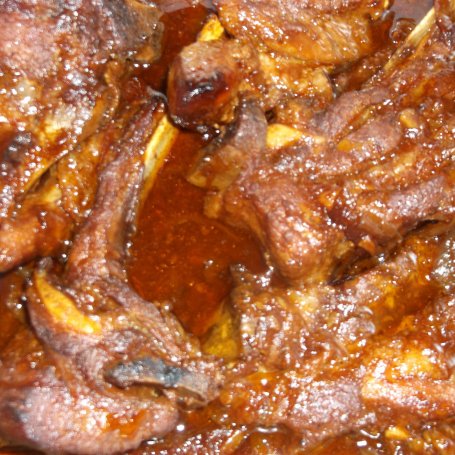 Krok 5 - Żeberka z piekarnika w sosie cebulowo-ketchupowym. foto