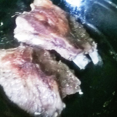 Krok 3 - żeberka z sarny w przyprawie myśliwskiej i winie foto