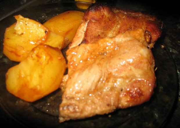Fotografia przedstawiająca Żeberka z ziemniakami
