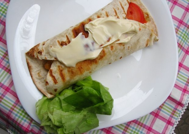 Fotografia przedstawiająca Zgrillowana tortilla z mięsem mielonym
