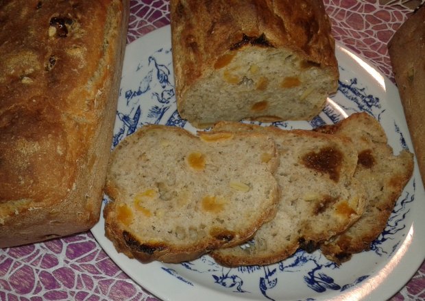 Fotografia przedstawiająca Ziarna chia i bakalie w domowym chlebku