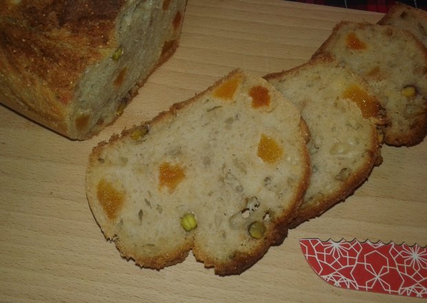 Fotografia przedstawiająca Ziarnisto - maślankowy chlebek z  morelami