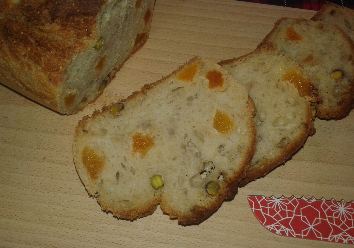 Ziarnisto - maślankowy chlebek z  morelami foto